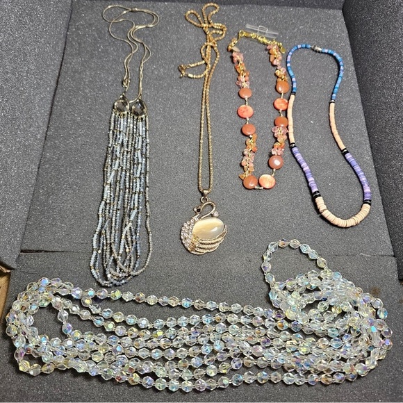 Lot Of 12 Fashion Jewelry Necklaces Various Styles Colors And Makes - Picture 2 of 10